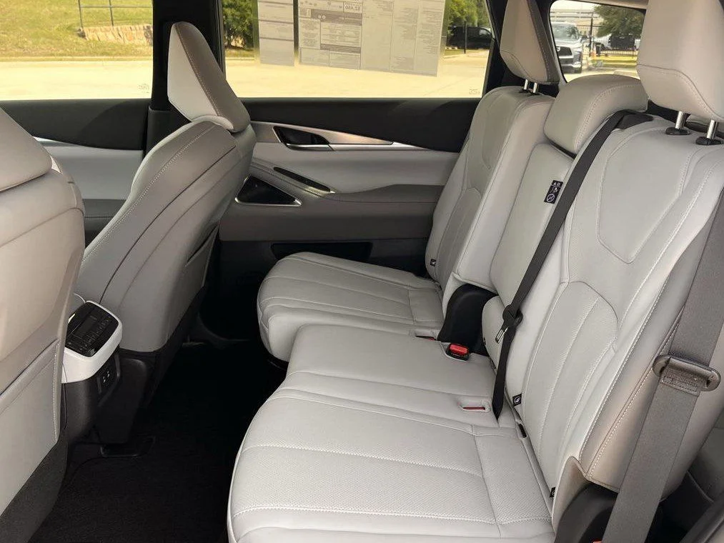 New 2027 RADIANT WHITE INFINITI Luxe FWD image 27