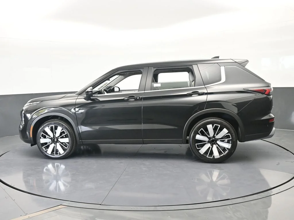 New 2026 Black Diamond Mitsubishi SE image 3