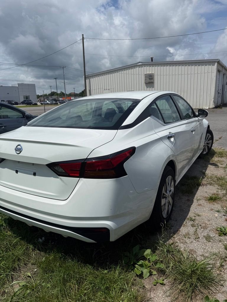Used 2022 Glacier White Nissan 2.5 S image 6