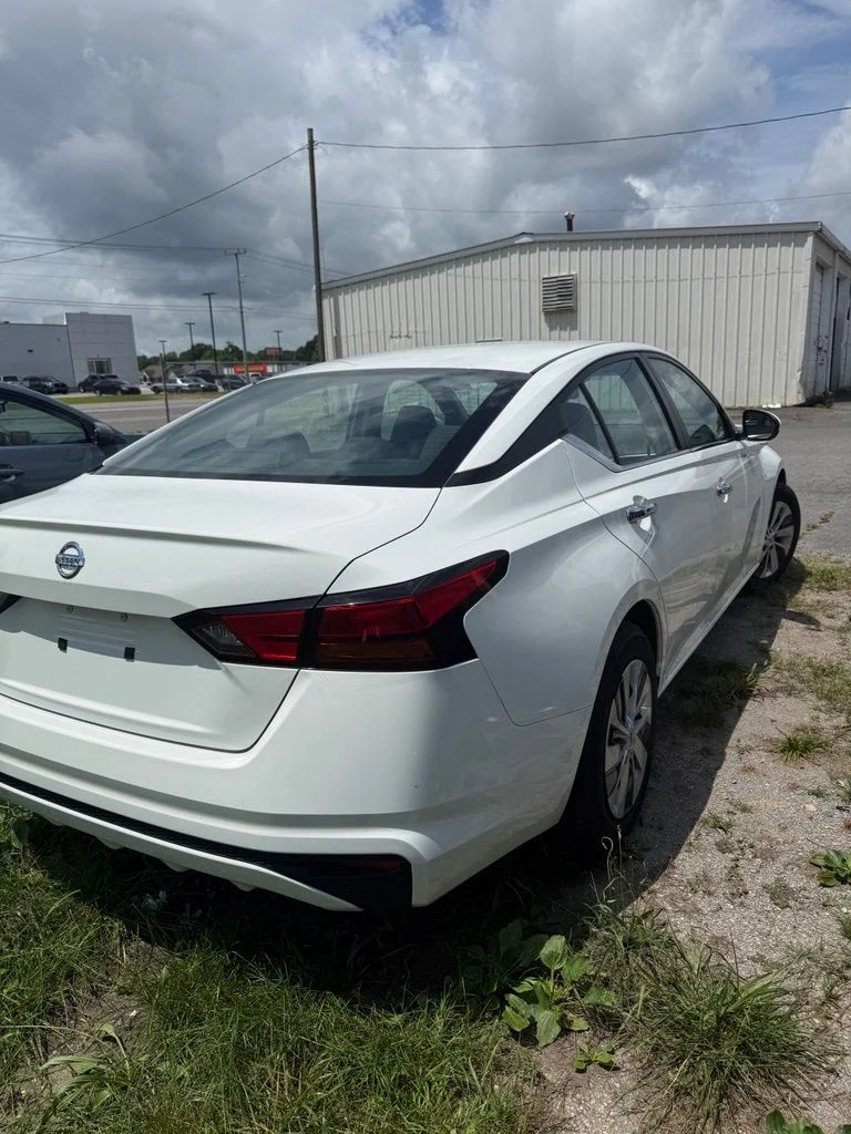 Used 2022 White Nissan 2.5 S image 6
