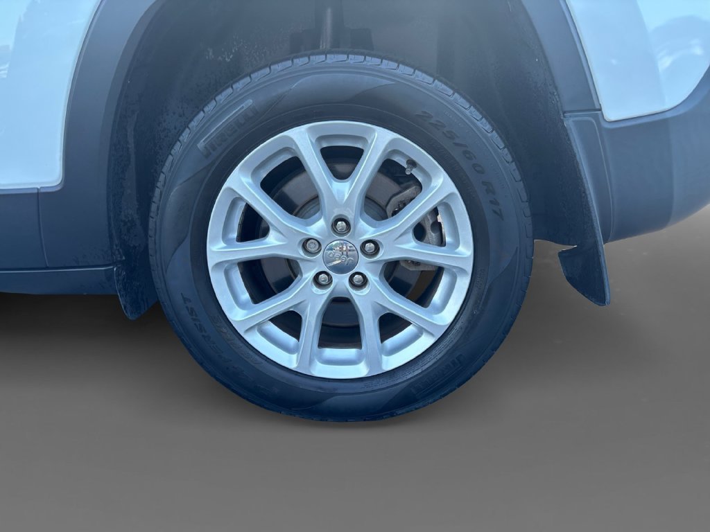 Certified Used 2017 White Jeep Latitude image 9