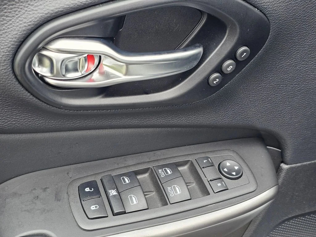Used 2022  Jeep Limited image 22