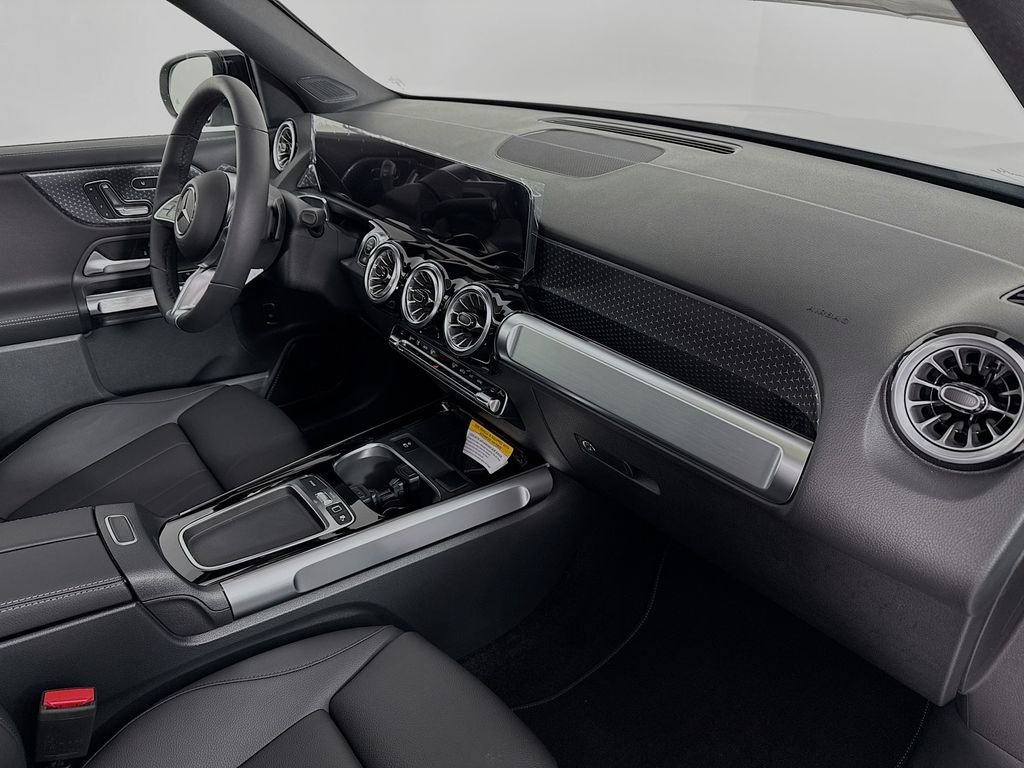 Used 2025 Silver Mercedes-Benz GLB 250 image 31