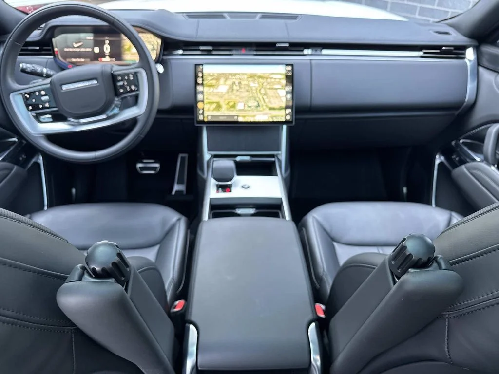 Used 2025 White Land Rover SE image 18