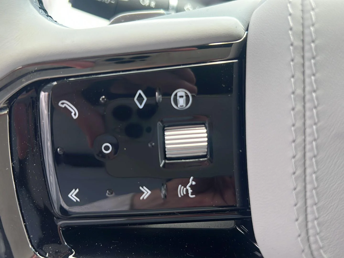 New 2026 Constellation Blue SV Bespoke Ultra Metallic Gloss Land Rover Dynamic SE image 14