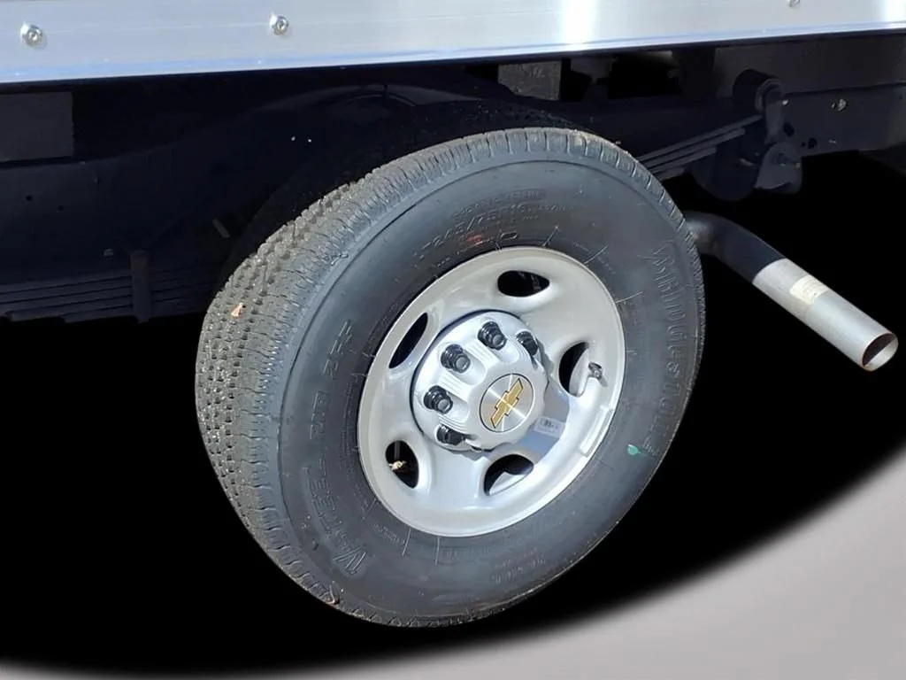 New 2025 Summit White Chevrolet 1WT image 5