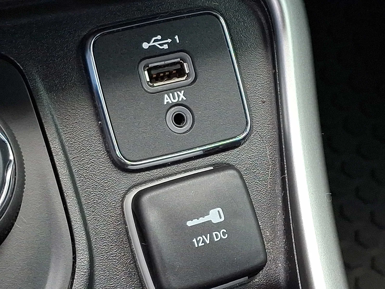 Used 2020 Granite Crystal Clearcoat Metallic Jeep Latitude image 24