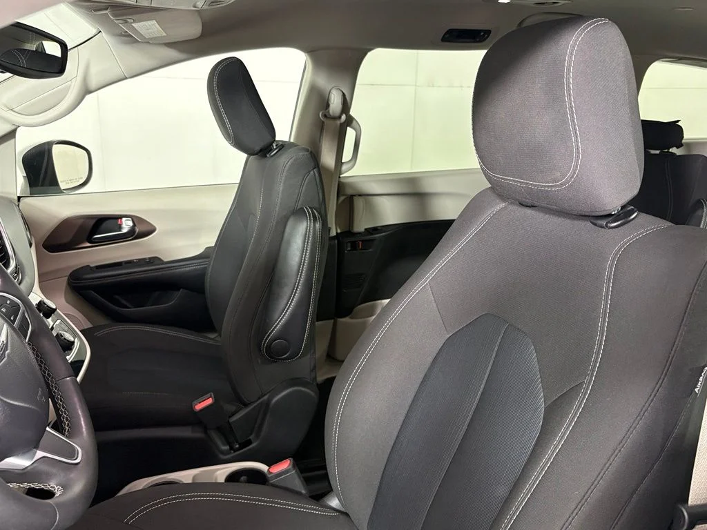 Used 2023 White Chrysler LX image 22