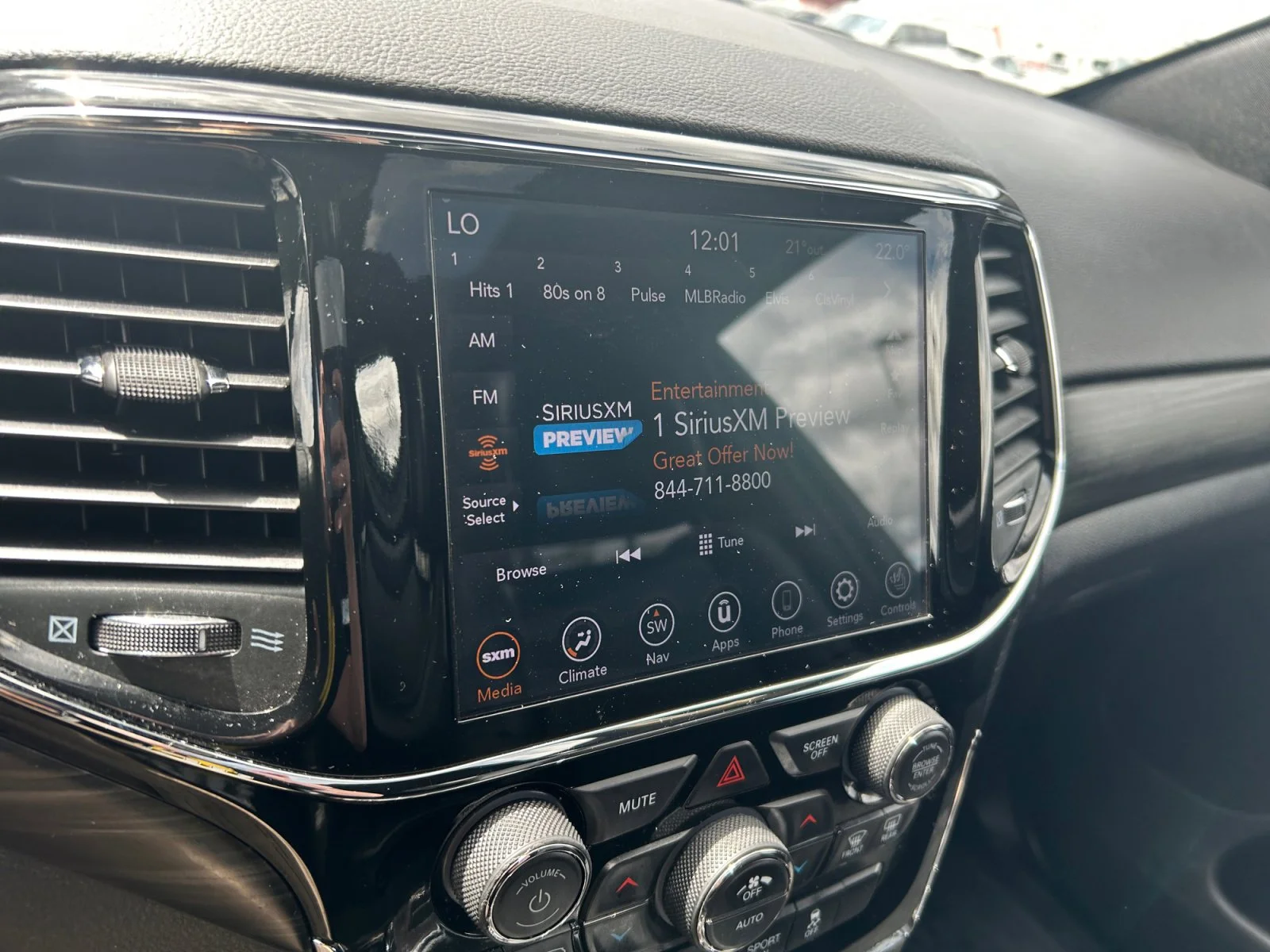 Used 2019 Diamond Black Crystal Pearl Jeep ALTITUDE image 22