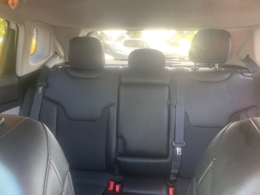 Used 2022 Bright White Clearcoat Jeep Latitude image 24