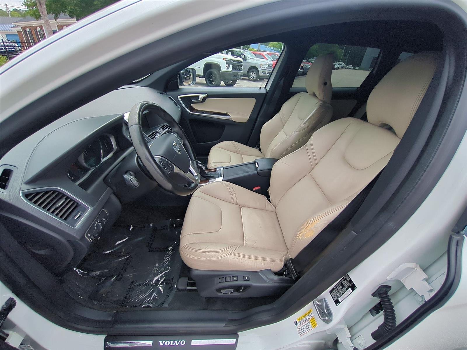 Used 2015  VOLVO  image 15