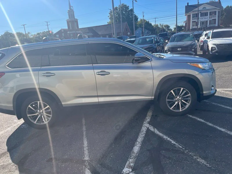 Used 2019 Silver Toyota XLE image 4