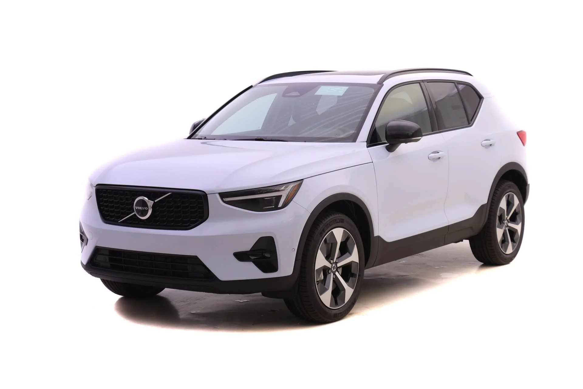 2026 Volvo XC40 B5 Plus Dark AWD's photo
