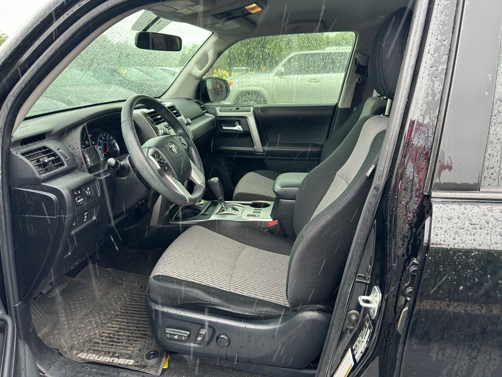 Used 2017 MIDNIGHT BLACK METALLIC Toyota SR5 image 3