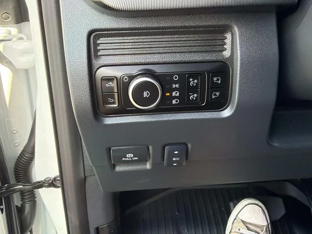 Used 2025 White Ford Platinum image 35