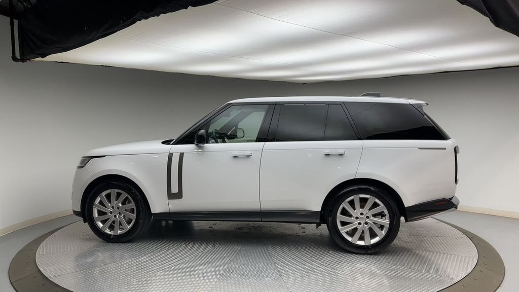 Certified Used 2025 Fuji White Land Rover SE image 5