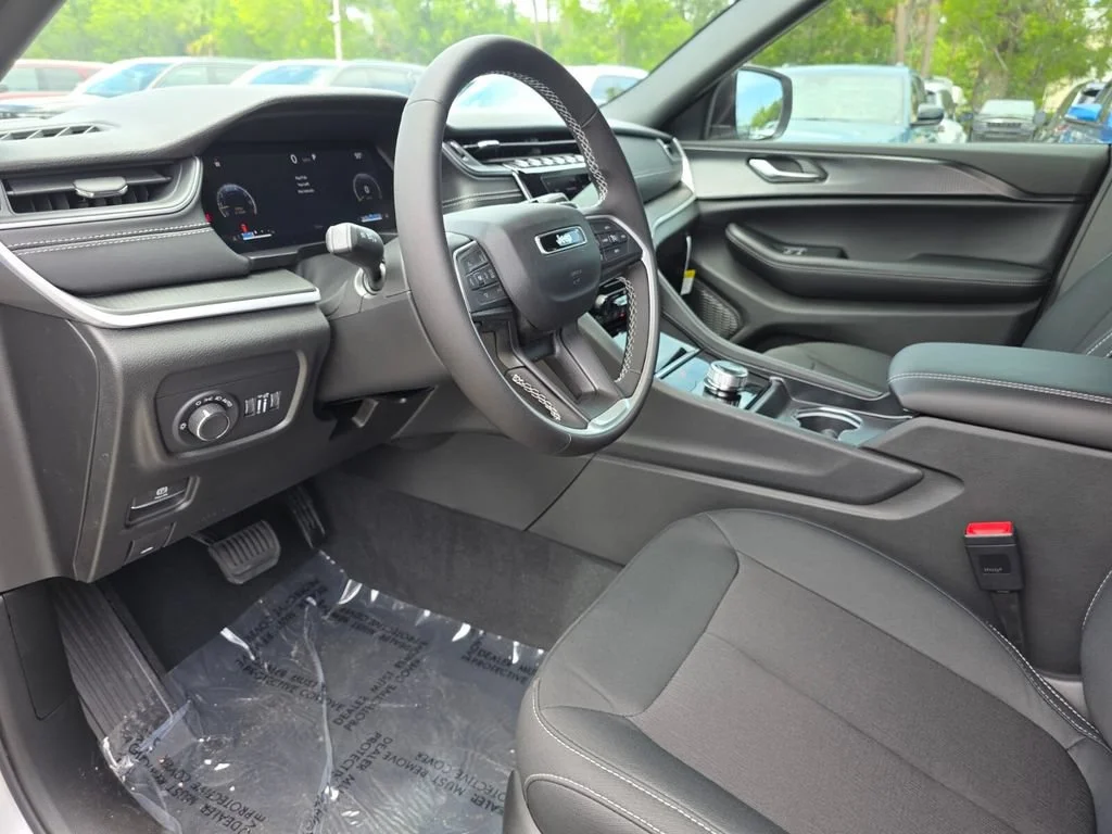 New 2026 Silver Zynith Exterior Paint Jeep Laredo image 29