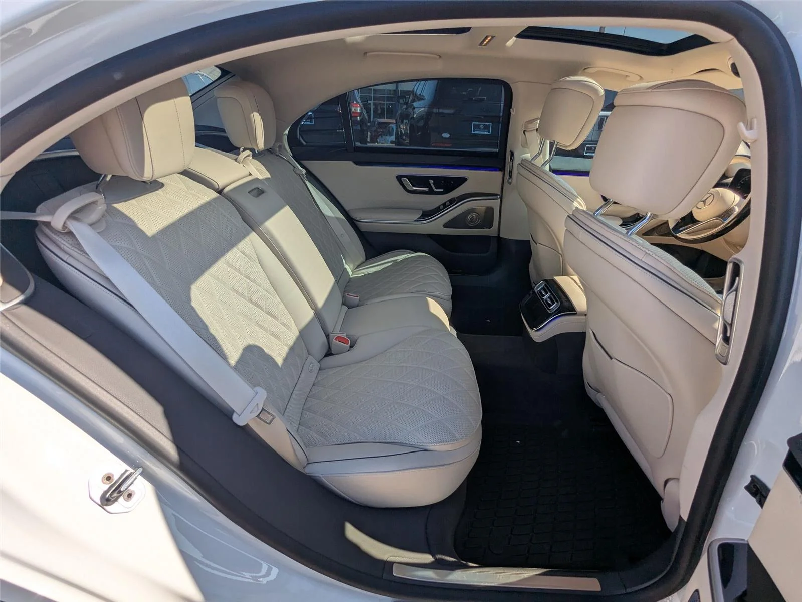 Used 2024 MANUFAKTUR Moonlight White Metallic Mercedes-Benz S 580 image 31
