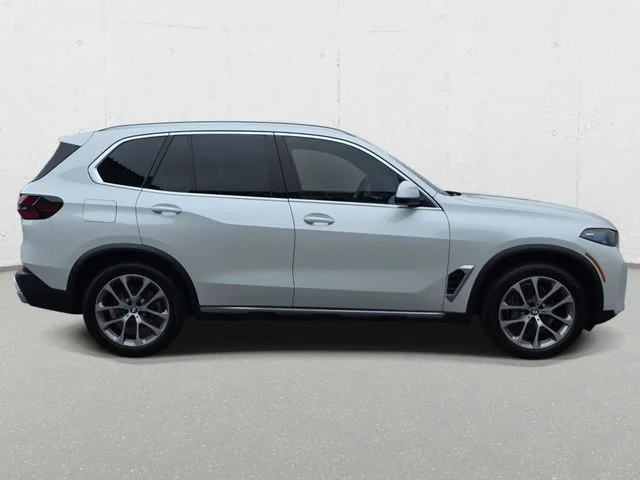 Used 2025 White Metallic BMW xDrive40i image 4