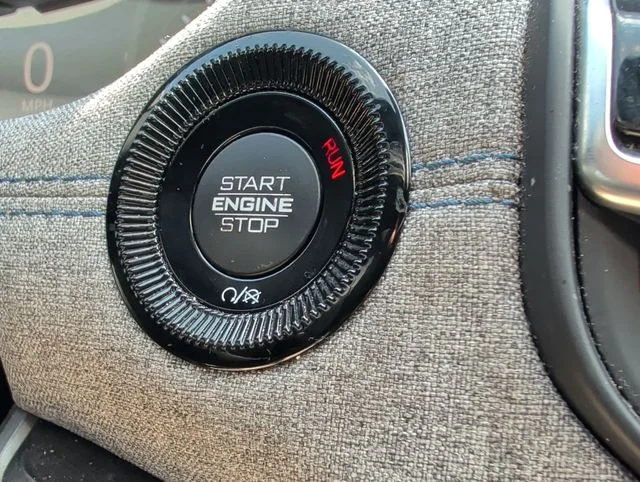 Used 2024 White/off-white Jeep Latitude image 18