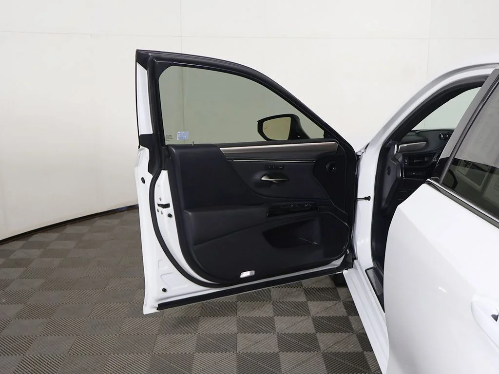 Used 2023 White Lexus 300h image 20