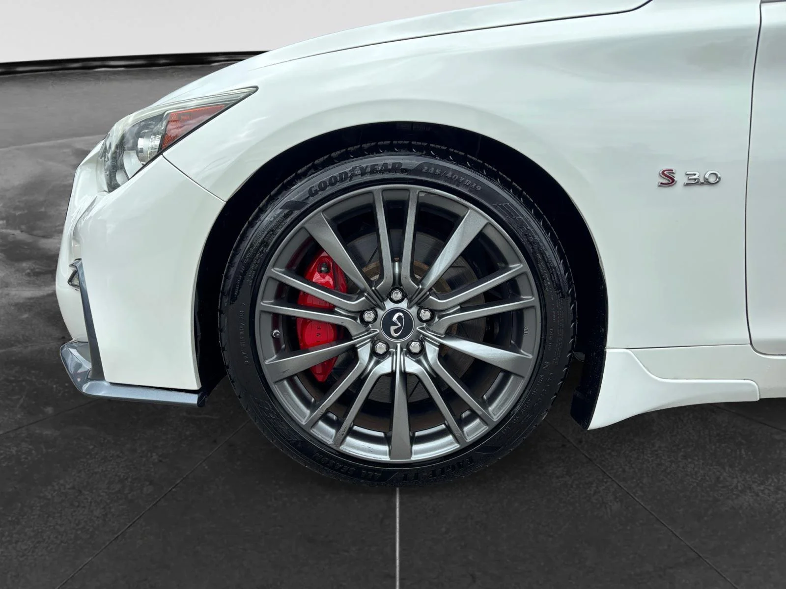 Used 2018 Pure White INFINITI RED SPORT 400 image 9