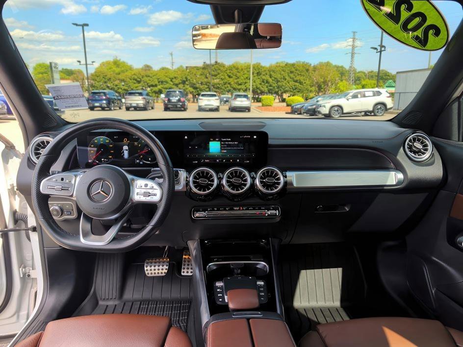 Used 2022 Digital White Metallic Mercedes-Benz GLB 250 image 11