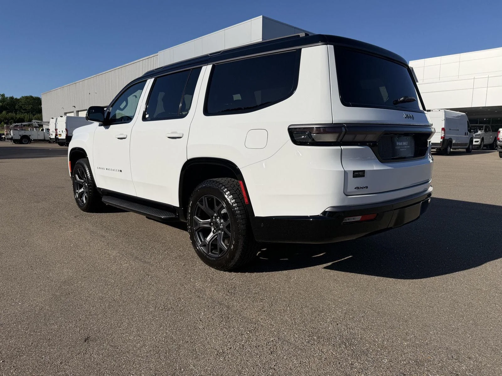 New 2026 Bright White Clear-Coat Exterior Paint Jeep Upland image 4