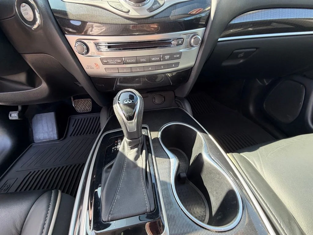 Used 2019 White INFINITI LUXE image 27