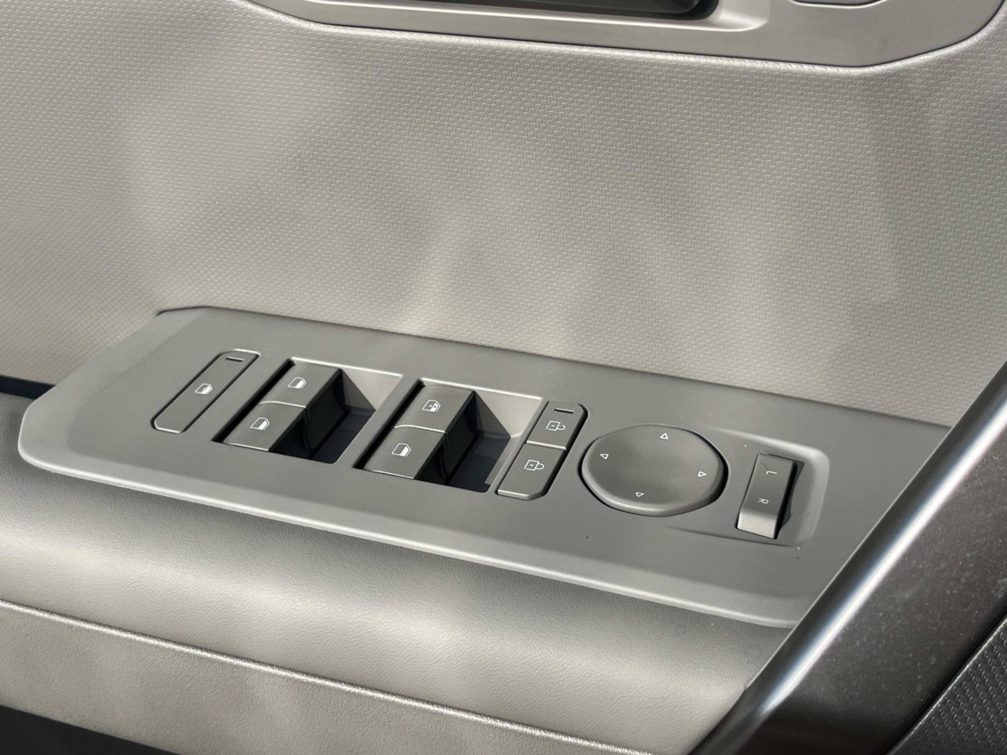 New 2027 Pale Gray Kia X-Line S image 21