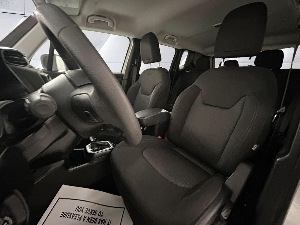 Used 2023 White Jeep Latitude image 8