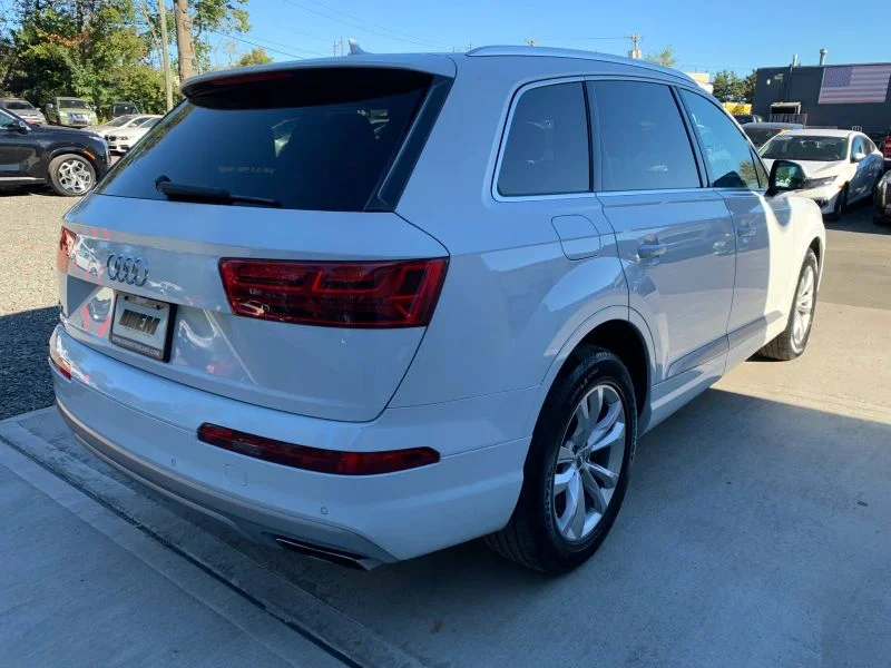 Used 2019 White Audi 55 TFSI Premium Plus Sport Utility 4D image 15