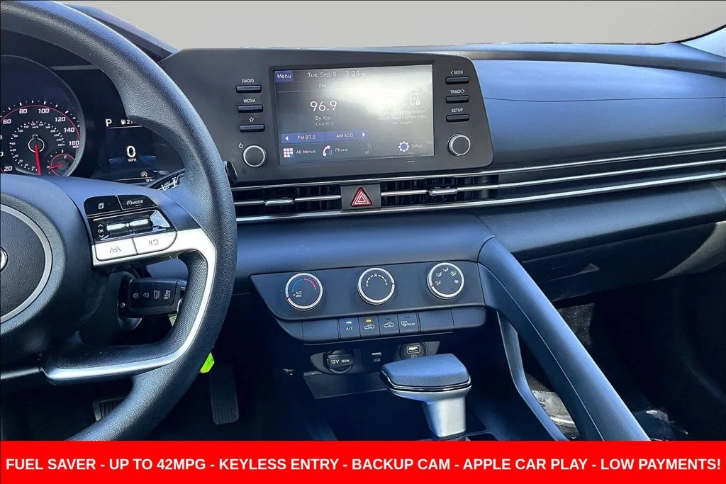 Used 2023 Silver Hyundai SE image 9