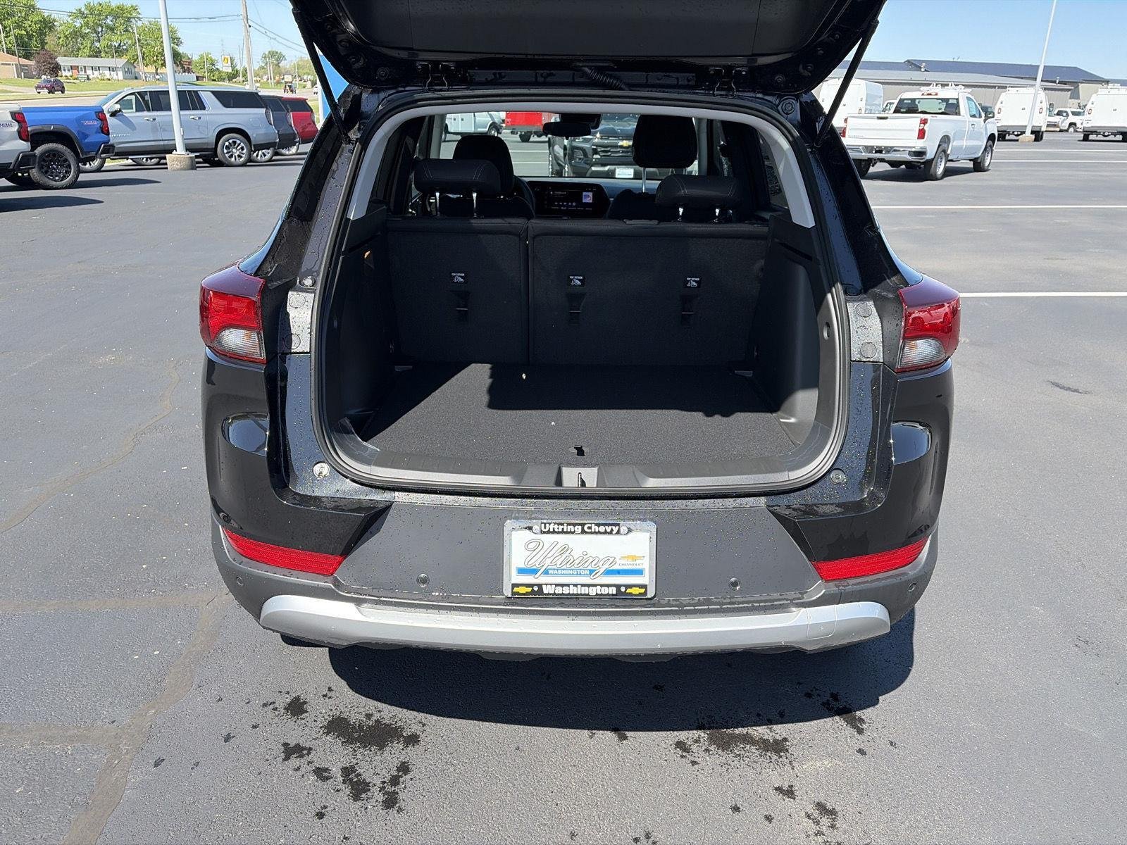 New 2026 Mosaic Black Metallic Chevrolet LT image 5