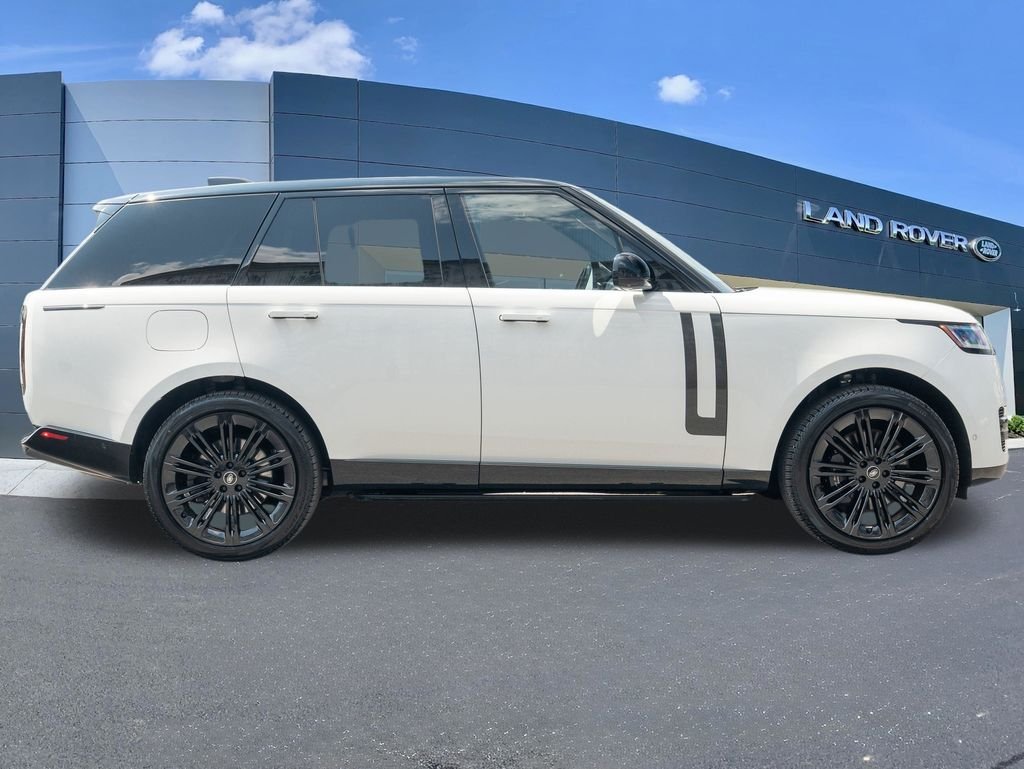 Used 2024 White Land Rover SE image 8