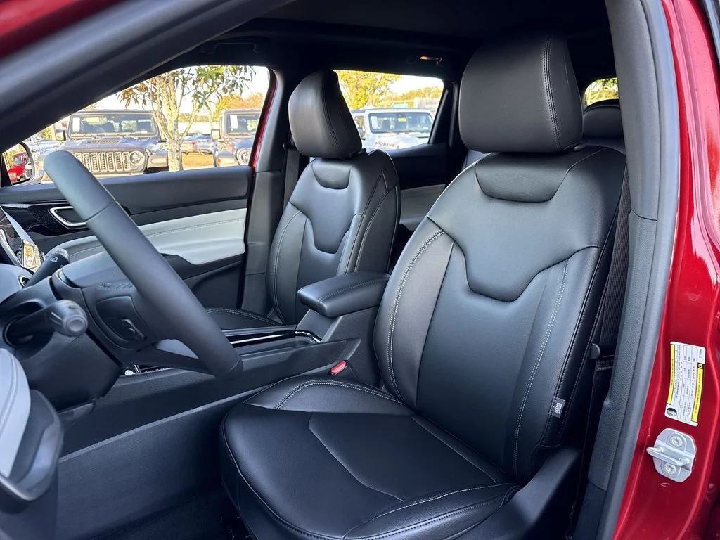 New 2026 Red Hot Pearl-Coat Exterior Paint Jeep Limited image 11