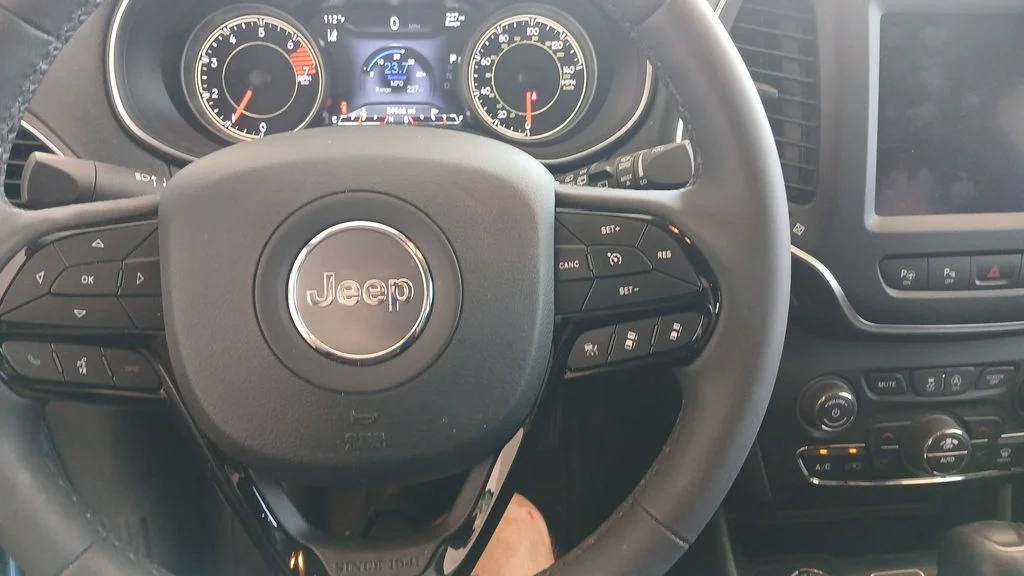 Used 2023 Blue Jeep Altitude image 9