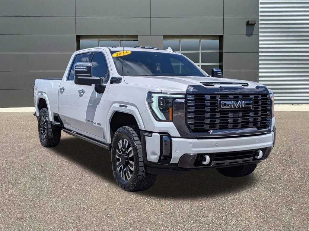 Used 2024 White Frost Tricoat GMC Denali Ultimate image 3