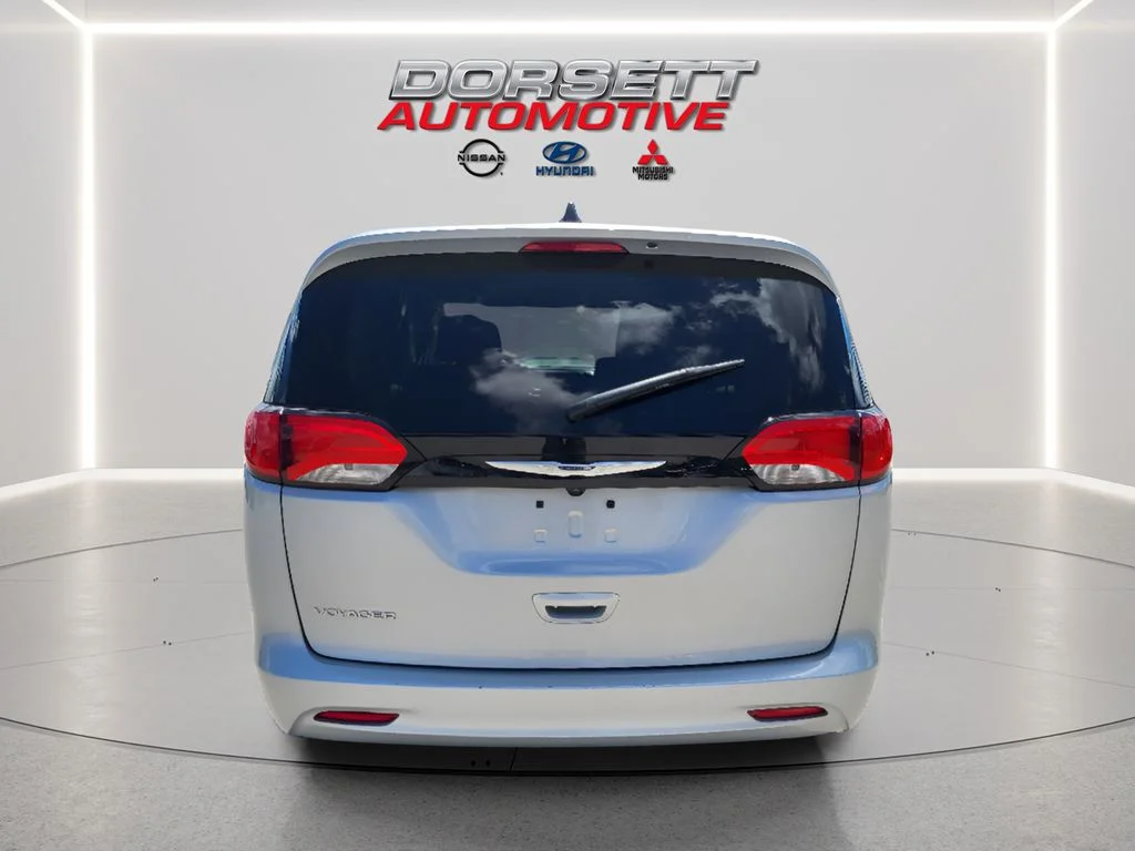Used 2023 Silver Mist Clearcoat Chrysler LX image 7