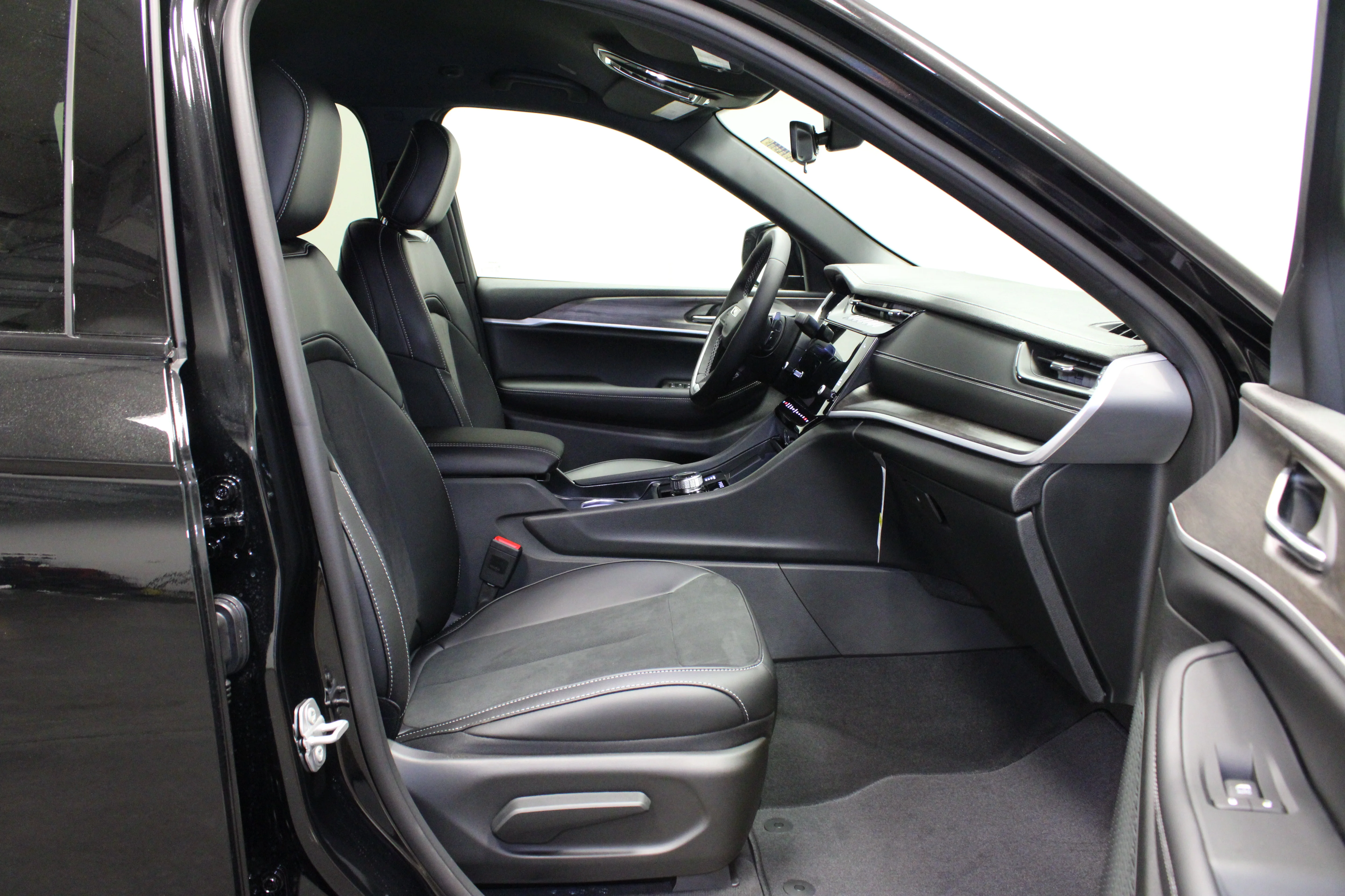 New 2026 Diamond Black Crystal Pearlcoat Jeep Laredo Altitude image 14