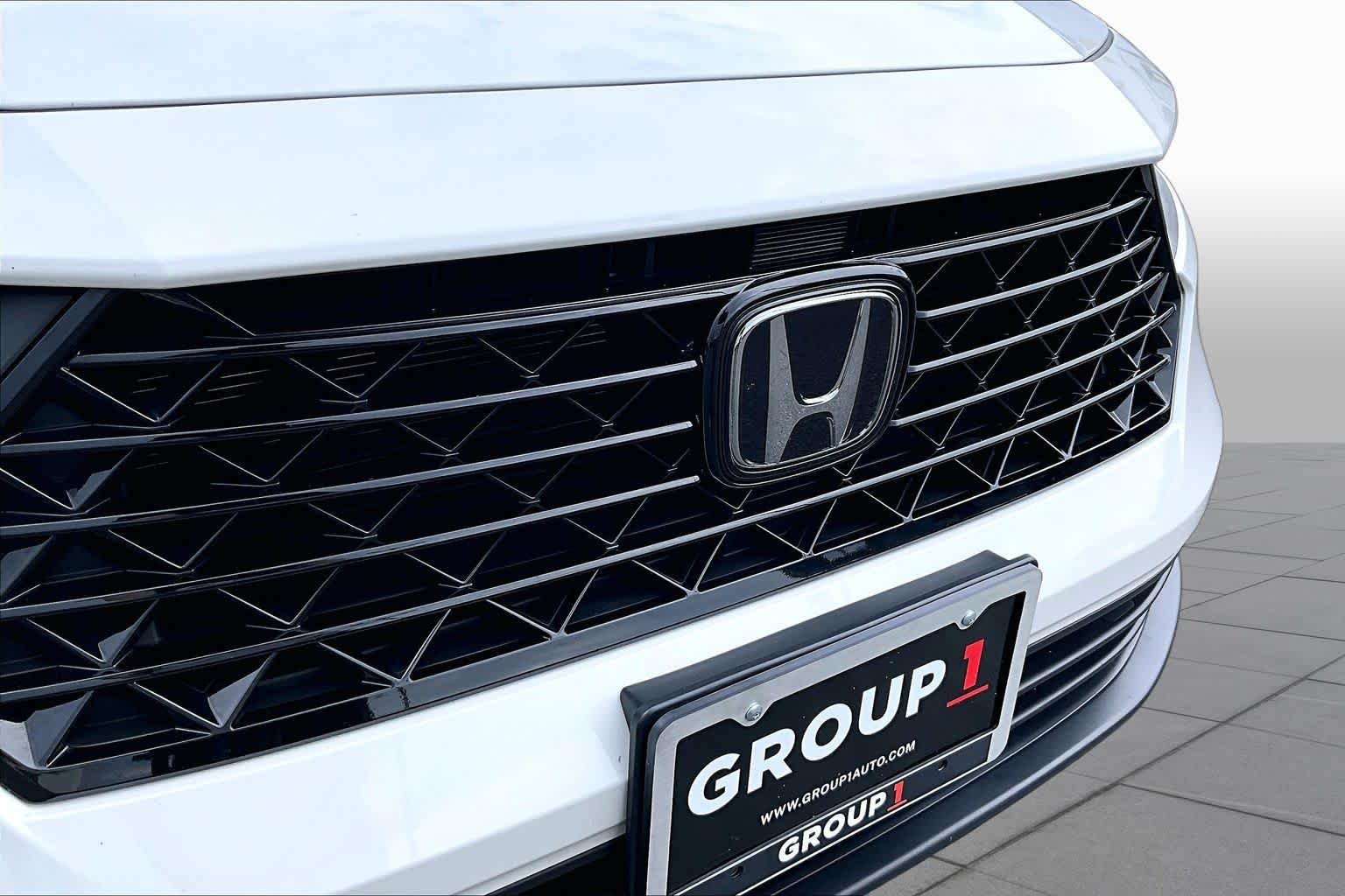 Used 2023 Platinum White Pearl Honda EX image 29