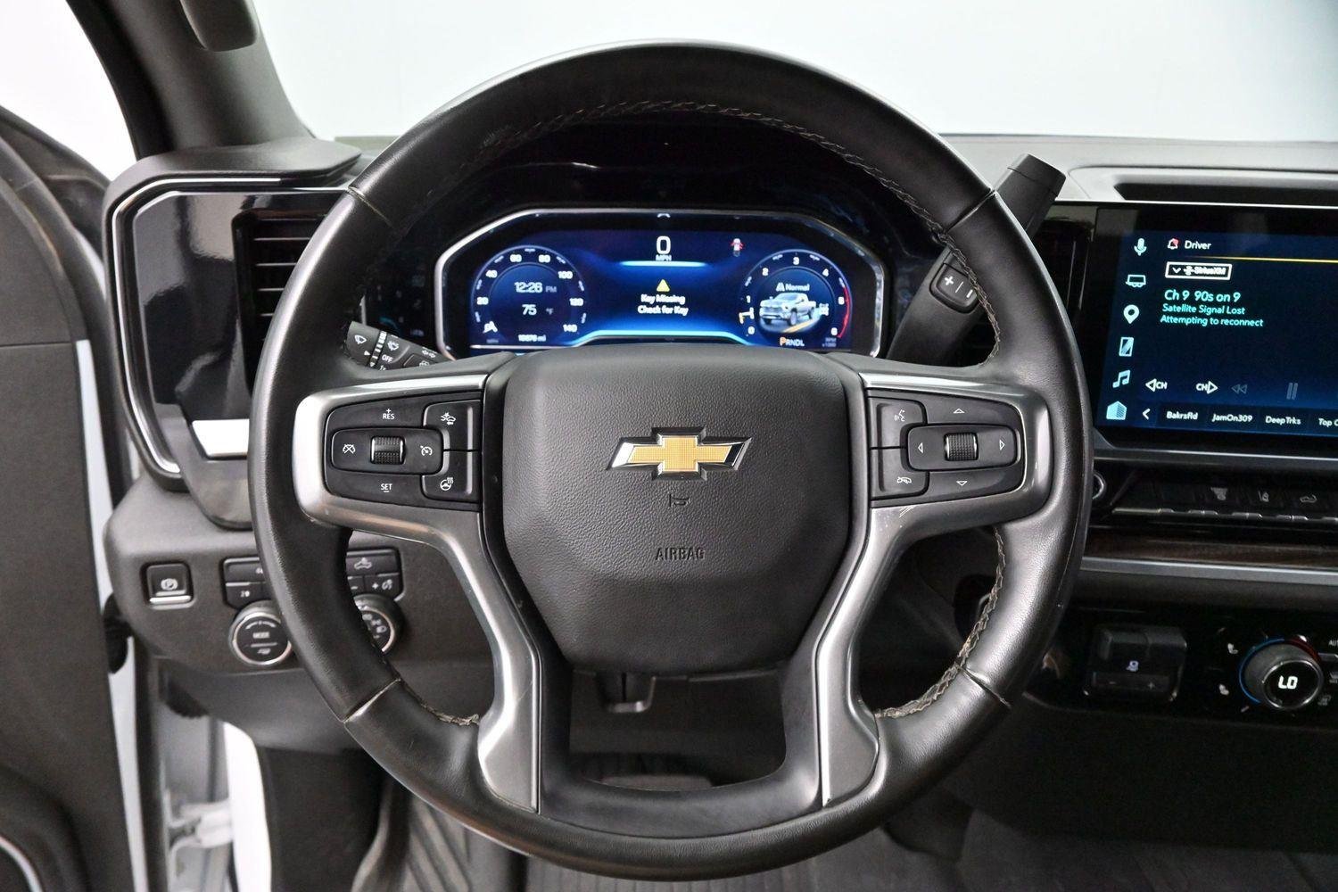 Used 2025 Summit White Chevrolet LT image 15