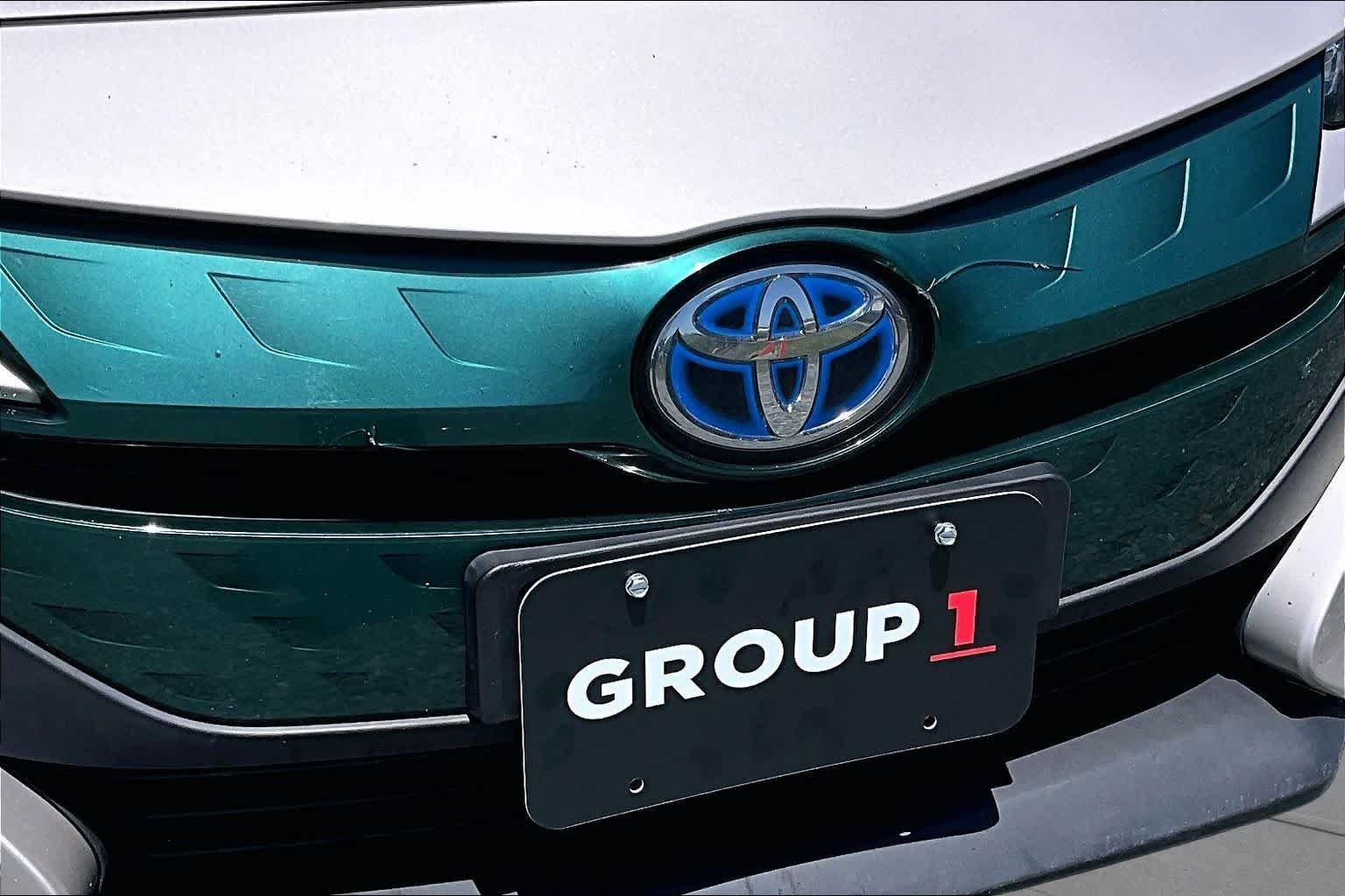 Used 2017 Titanium Glow Toyota Premium image 30