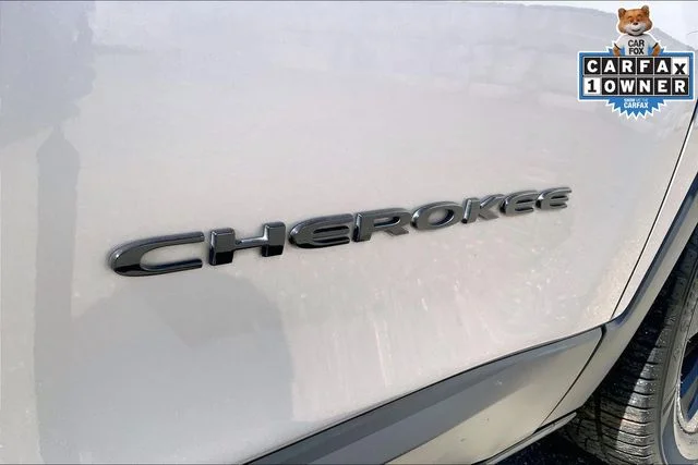 Used 2018 Billet Silver Metallic Jeep Latitude image 8