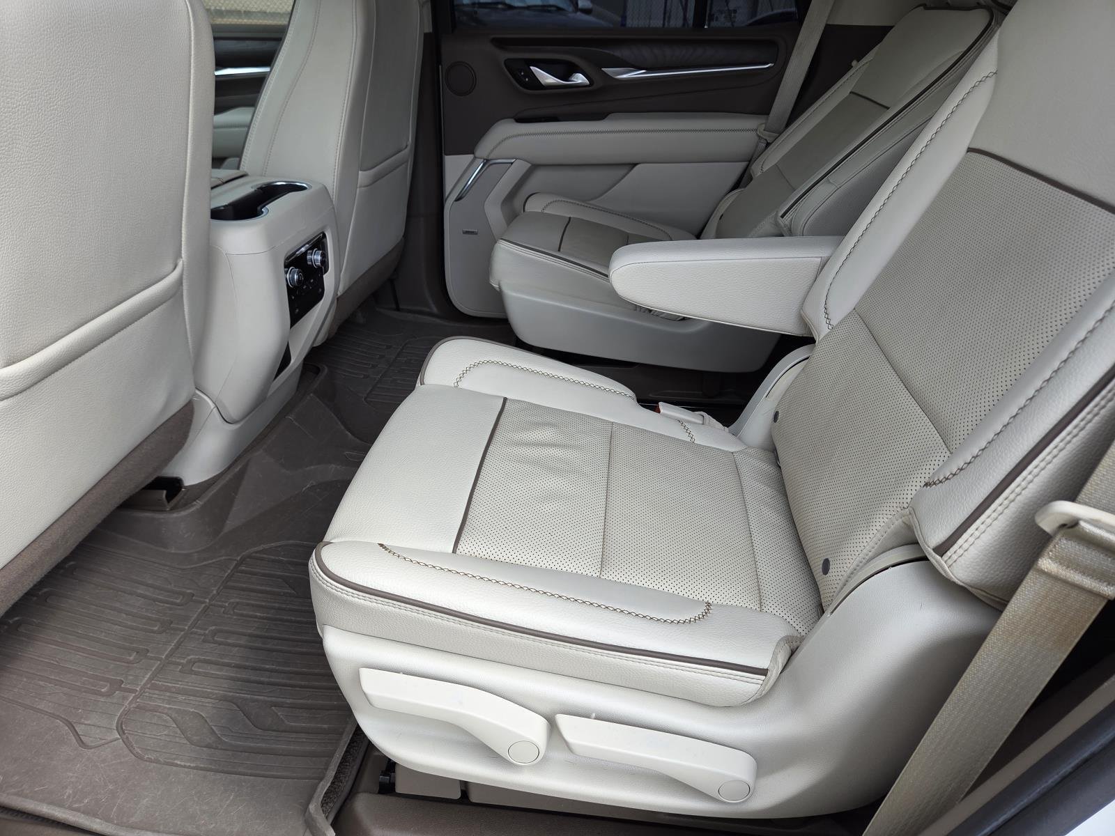 Used 2022 White Frost Tricoat GMC Denali image 33