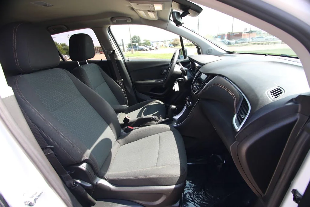 Used 2022 White Chevrolet LS image 8
