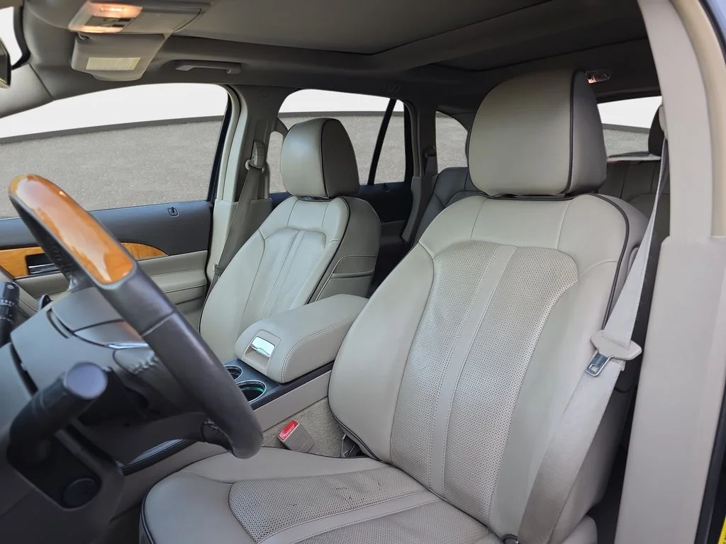 Used 2014 Smoked Quartz Metallic Tinted Clearcoat Lincoln Base image 16
