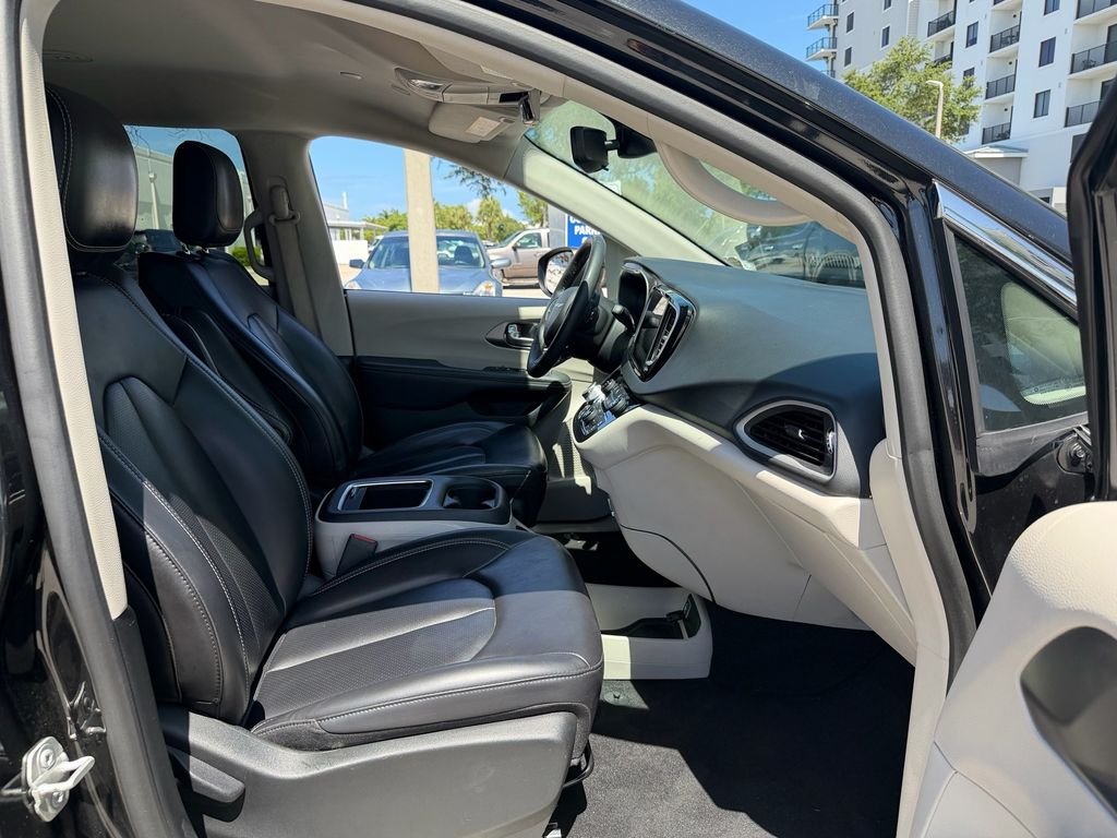 Used 2023 Black Chrysler Touring L image 19