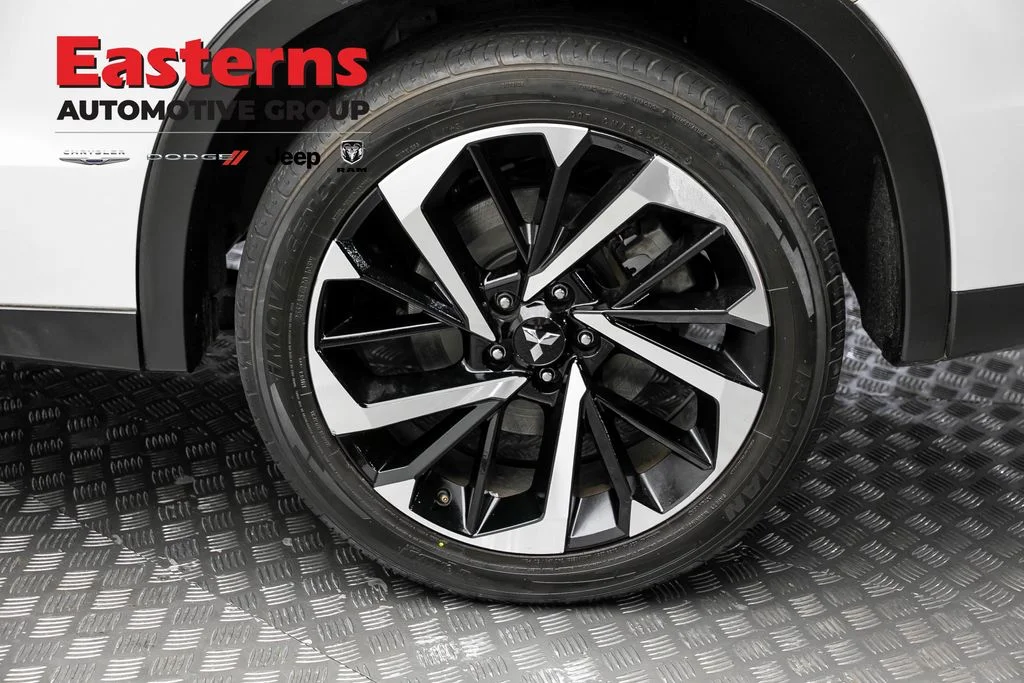 Used 2022 White Mitsubishi SE image 9