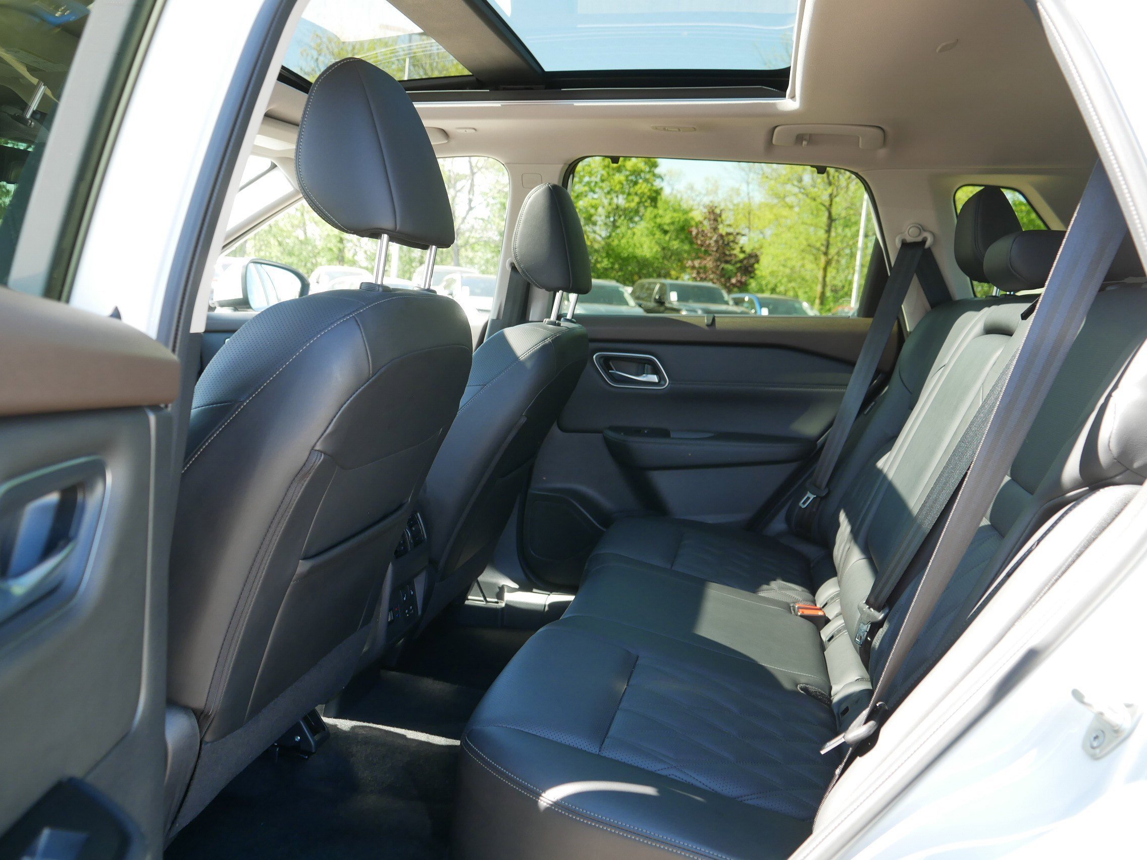 Certified Used 2023 Pearl White Tricoat Nissan Platinum image 36